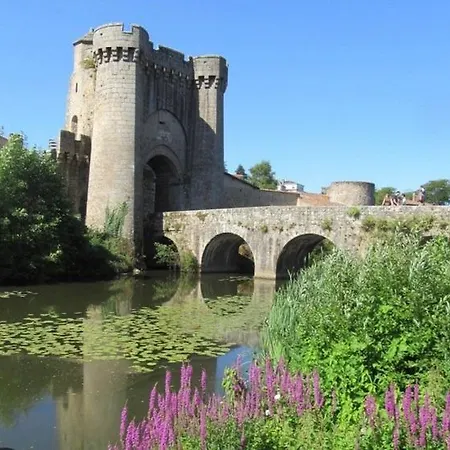 Aux Portes De Parthenay Apartamento